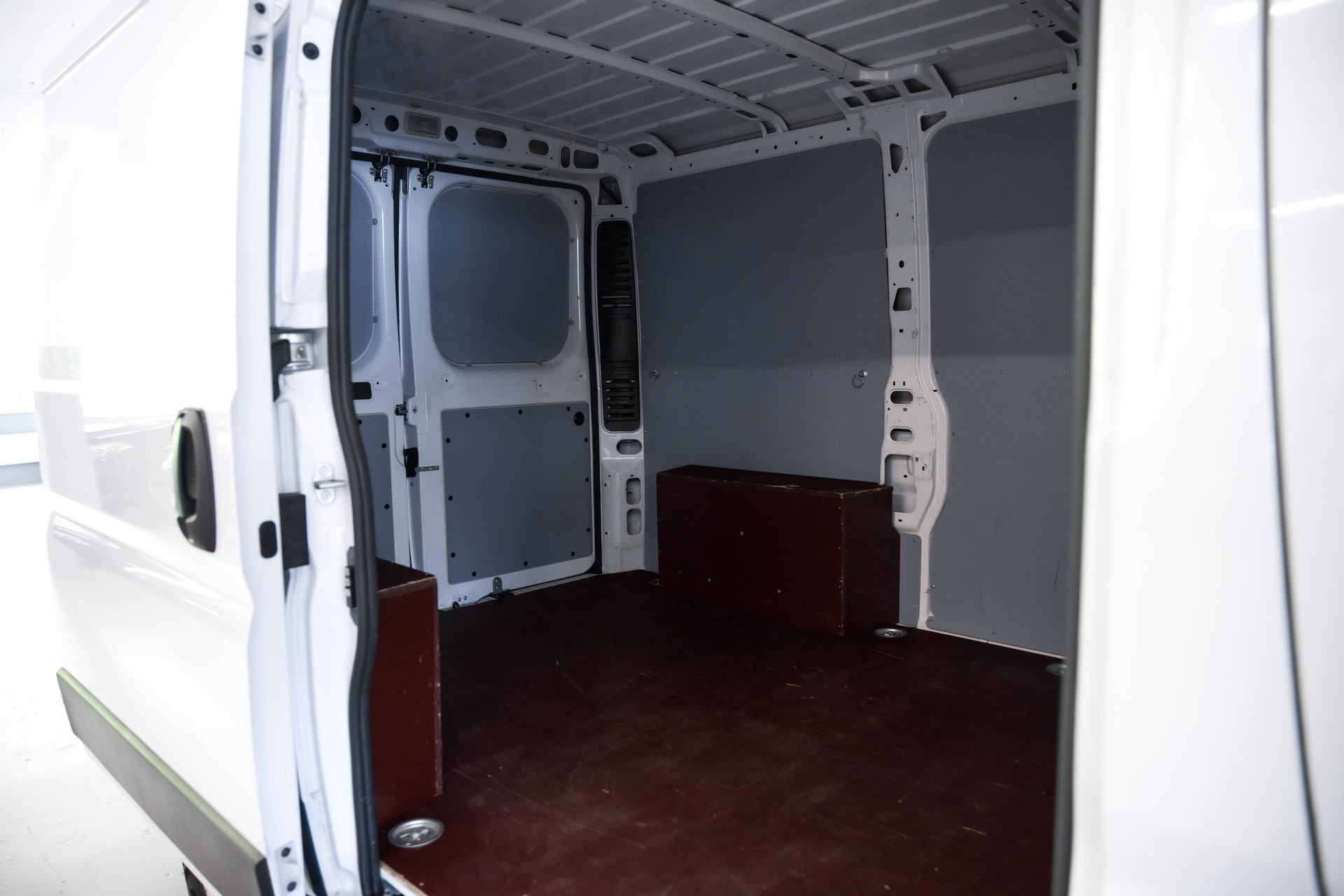 PEUGEOT Boxer 330 L1H1 2.2 BlueHDI 120 Premium S/S-image-22