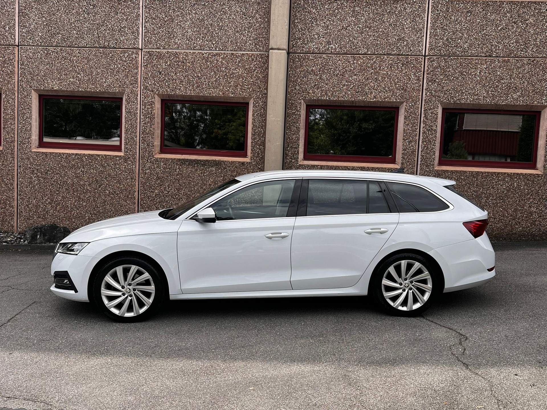 SKODA Octavia Combi 2.0 TDI DSG Style 4x4-image-2