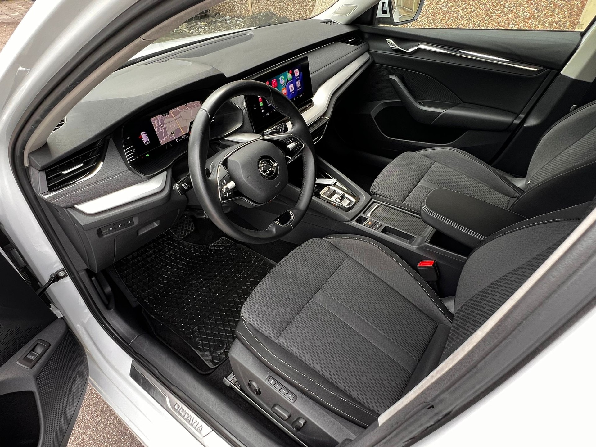 SKODA Octavia Combi 2.0 TDI DSG Style 4x4-image-10
