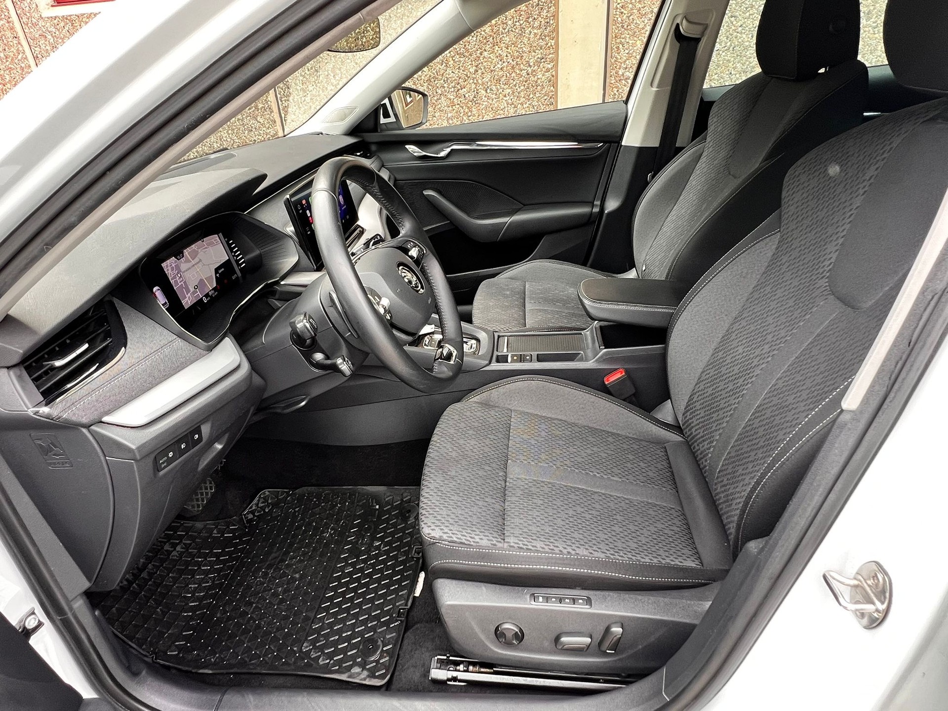 SKODA Octavia Combi 2.0 TDI DSG Style 4x4-image-9