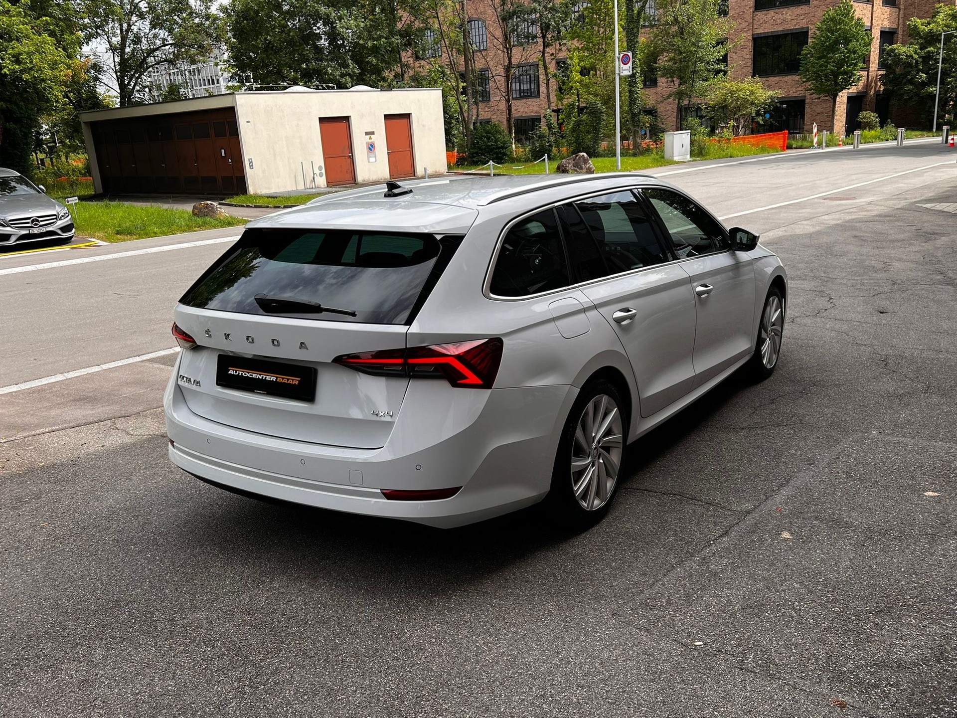 SKODA Octavia Combi 2.0 TDI DSG Style 4x4-image-4