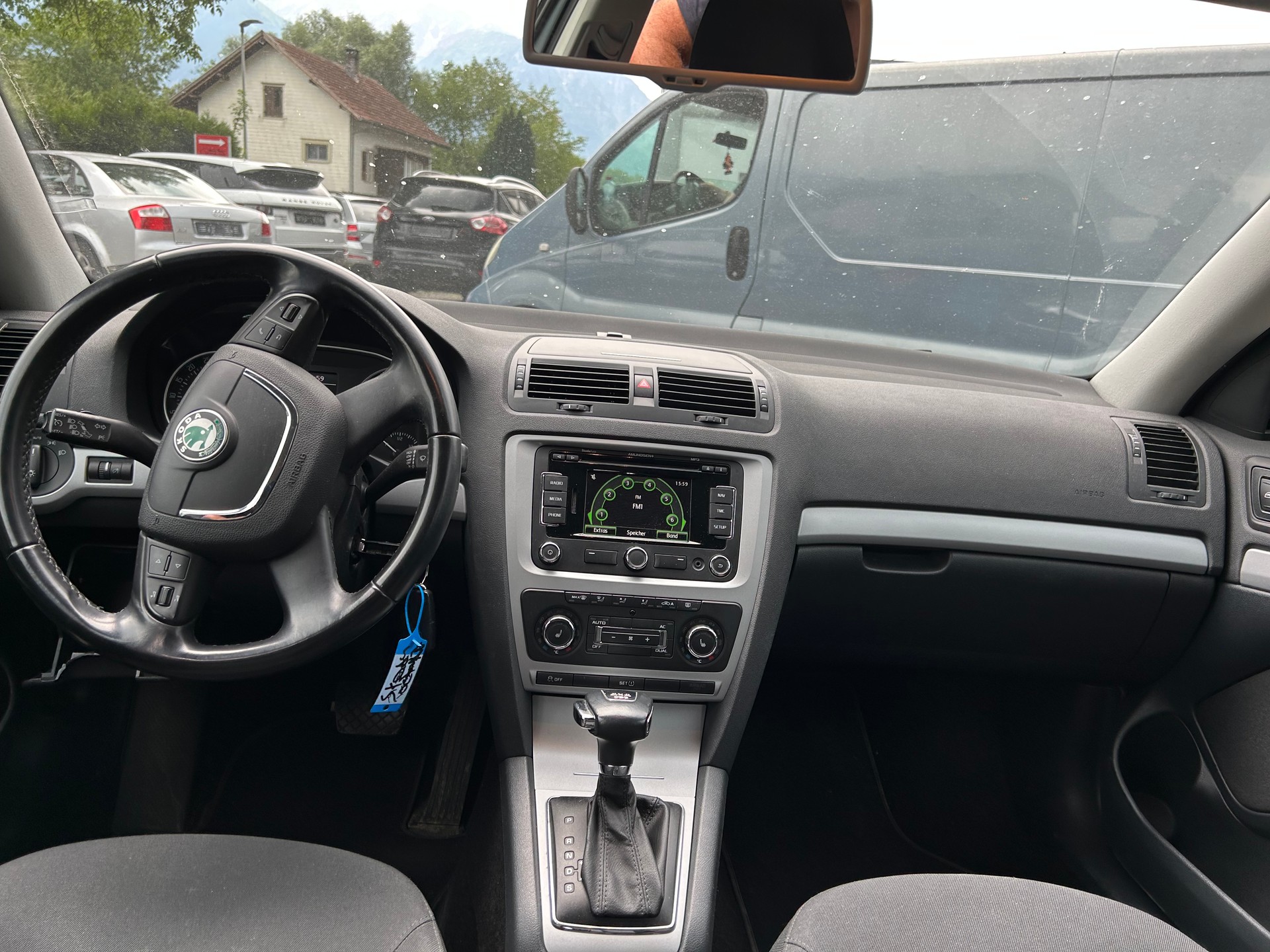 SKODA Octavia Combi 2.0 TDI Elegance DSG-image-9