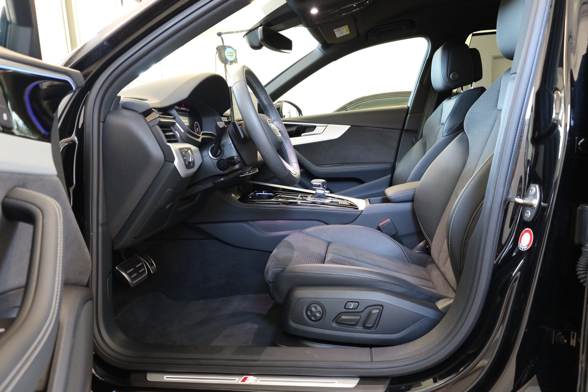 AUDI A4 Avant 40 TFSI S line S-tronic quattro-image-8
