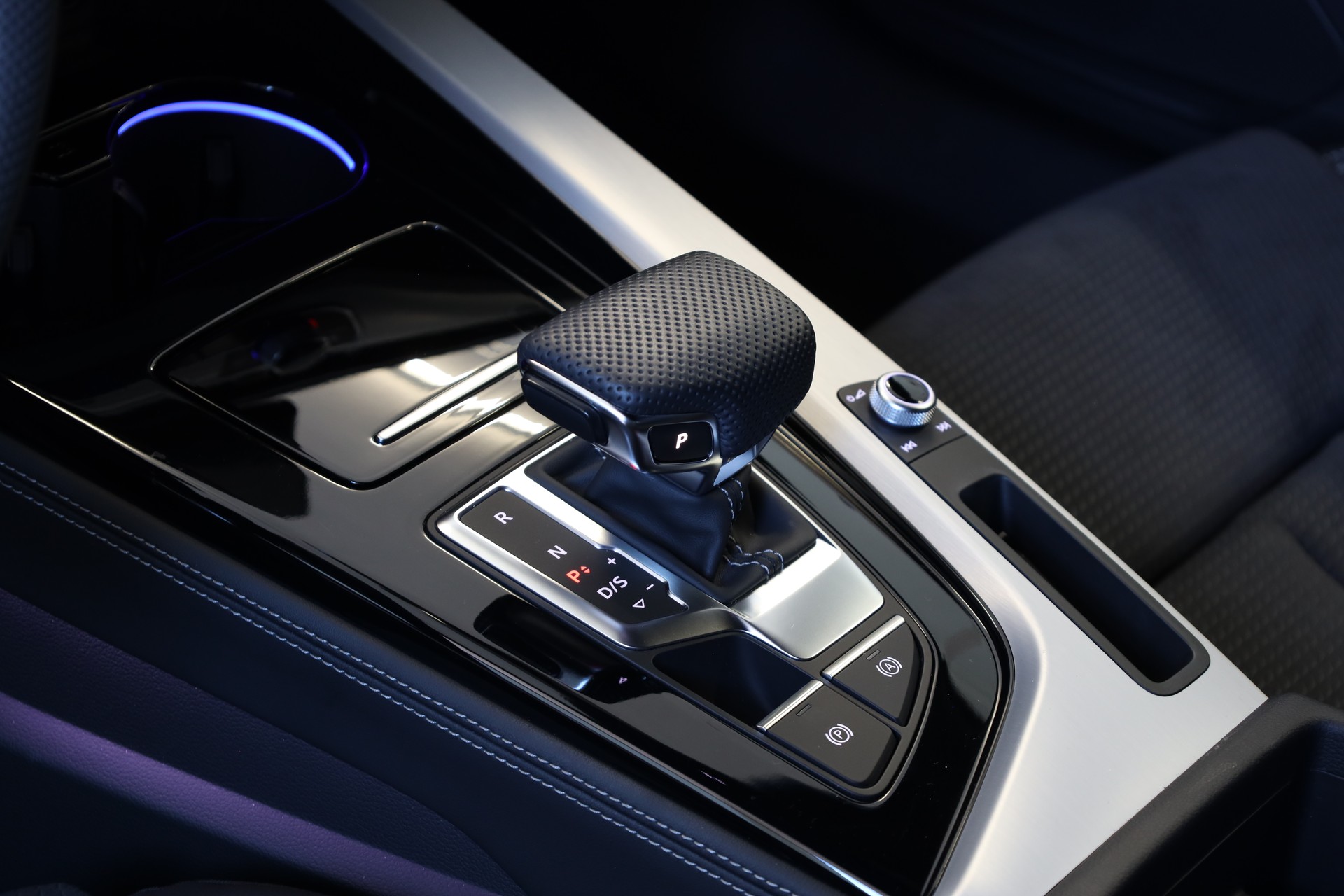 AUDI A4 Avant 40 TFSI S line S-tronic quattro-image-13