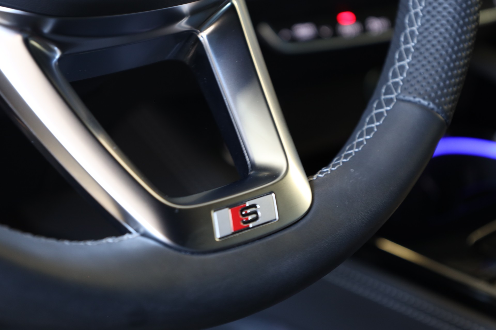 AUDI A4 Avant 40 TFSI S line S-tronic quattro-image-19