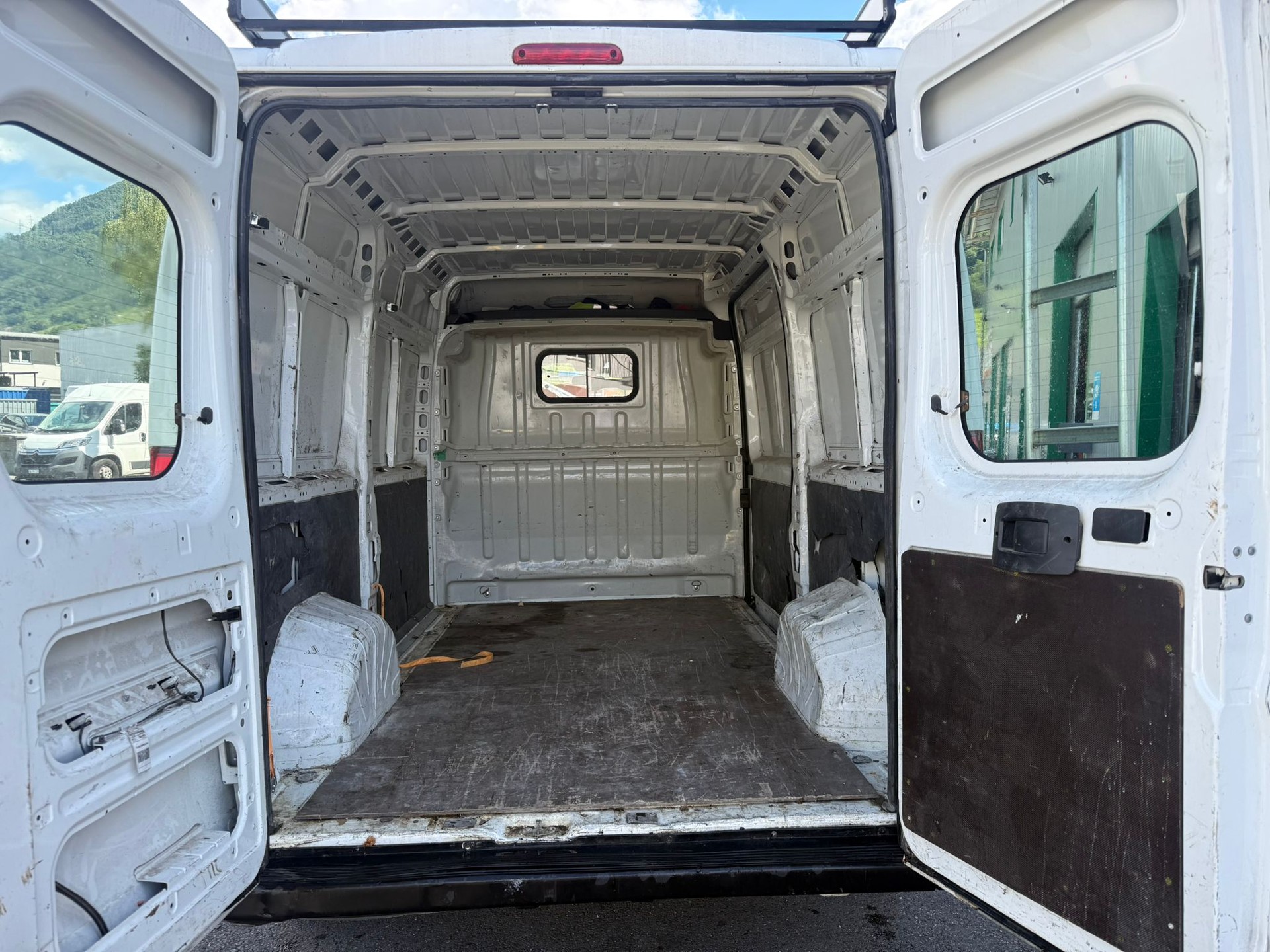 PEUGEOT Boxer 2.0 HDI 333 Allure L2H2-image-4