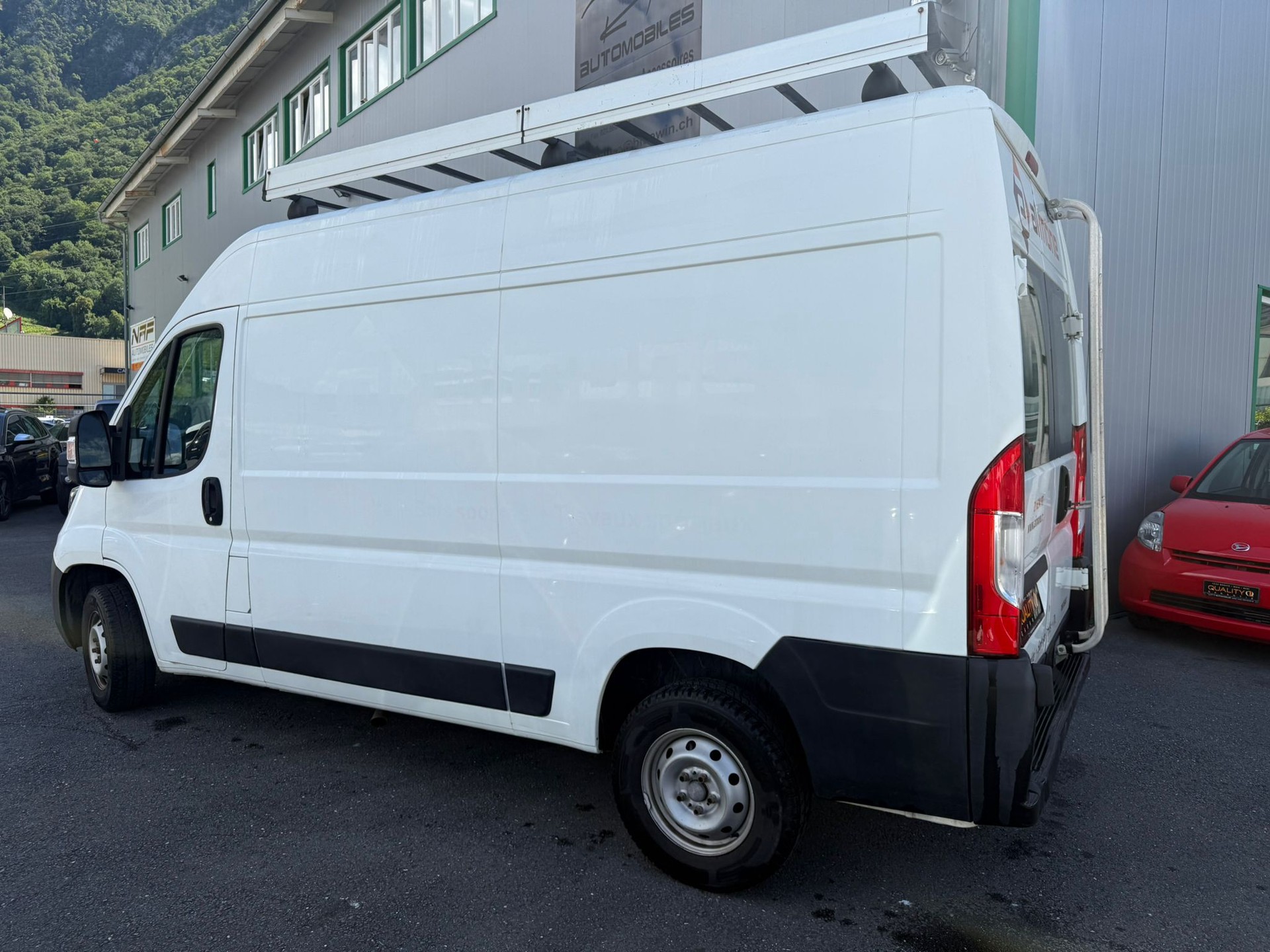 PEUGEOT Boxer 2.0 HDI 333 Allure L2H2-image-1