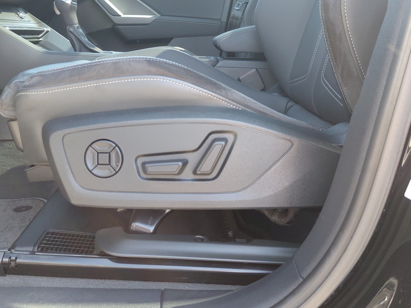 AUDI Q3 45 TFSI S line quattro S-tronic-image-14