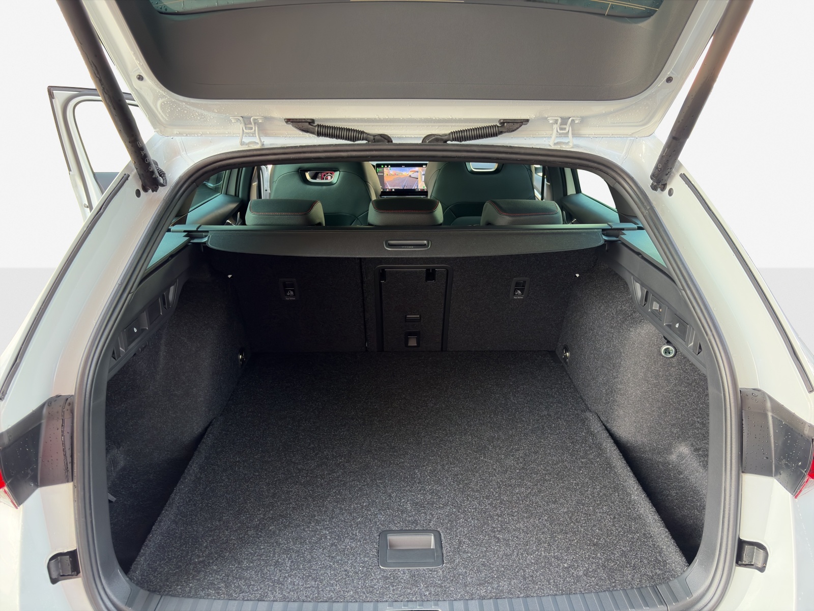 SKODA Octavia Combi 2.0 TSI DSG RS 30 Years Edition-image-12
