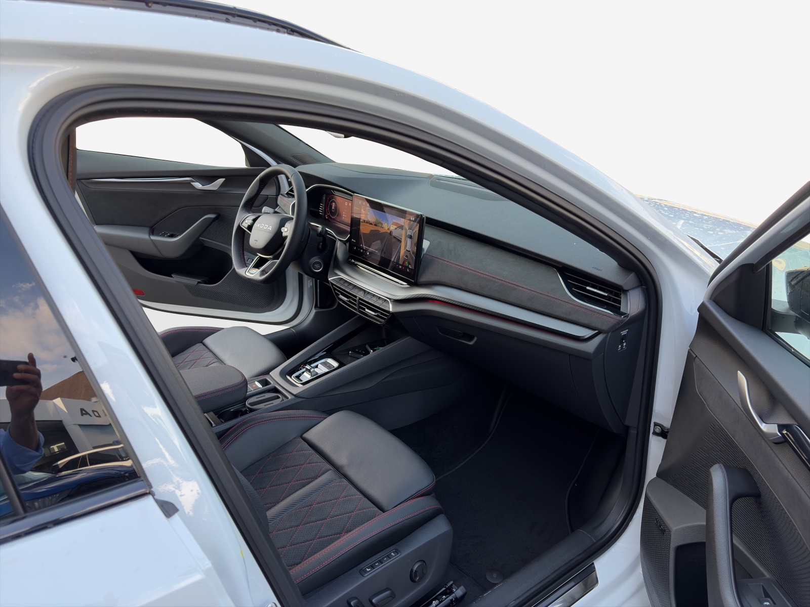 SKODA Octavia Combi 2.0 TSI DSG RS 30 Years Edition-image-13