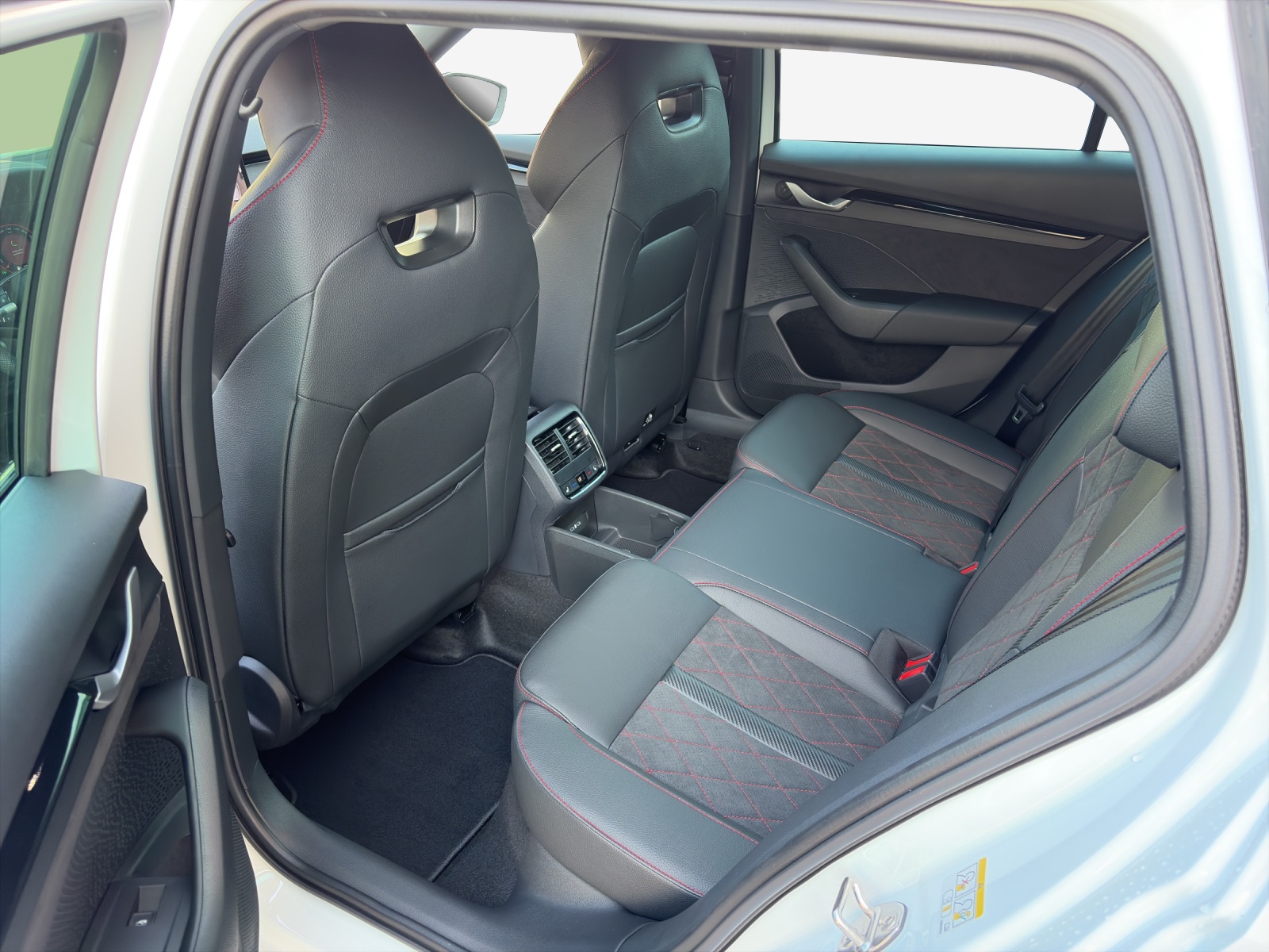 SKODA Octavia Combi 2.0 TSI DSG RS 30 Years Edition-image-11