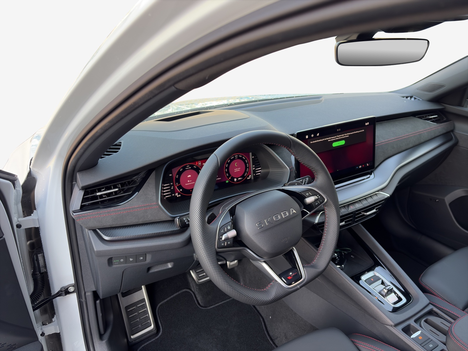 SKODA Octavia Combi 2.0 TSI DSG RS 30 Years Edition-image-9