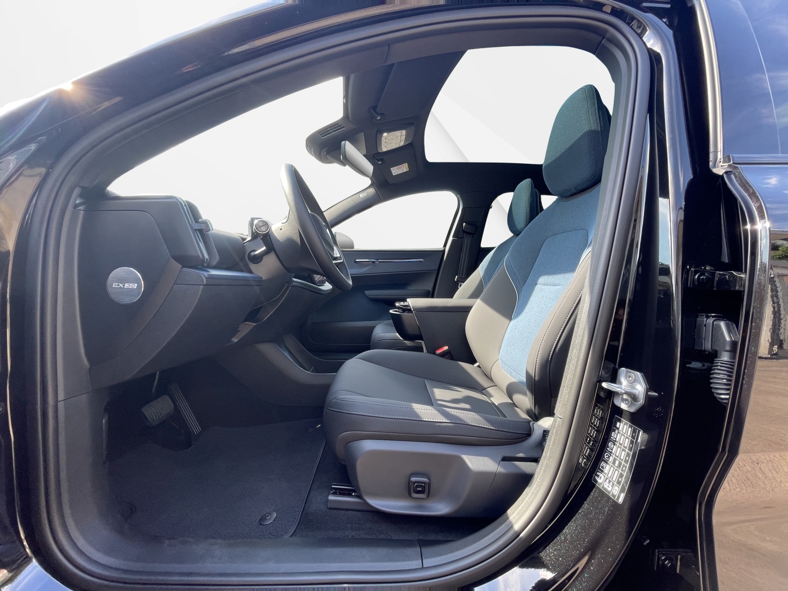 VOLVO EX 30 E60 Twin Ultra Performance Sw. Black Ed. AWD-image-9