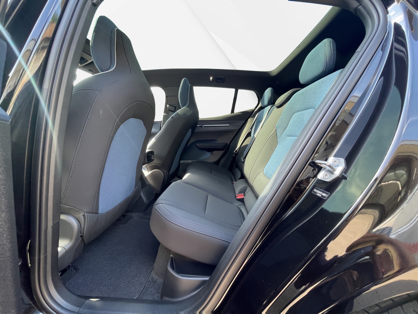 VOLVO EX 30 E60 Twin Ultra Performance Sw. Black Ed. AWD-image-13