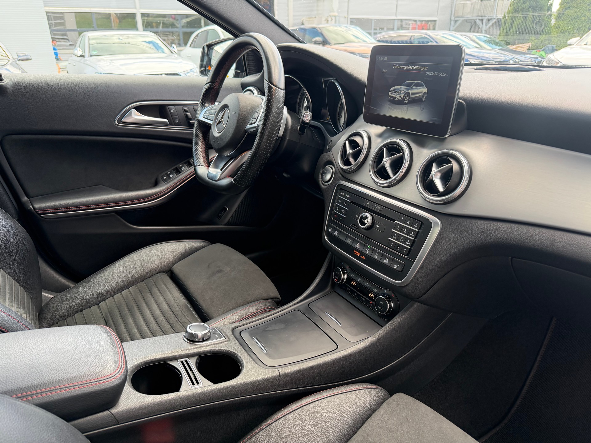 MERCEDES-BENZ GLA 250 AMG Line 4Matic 7G-DCT-image-14