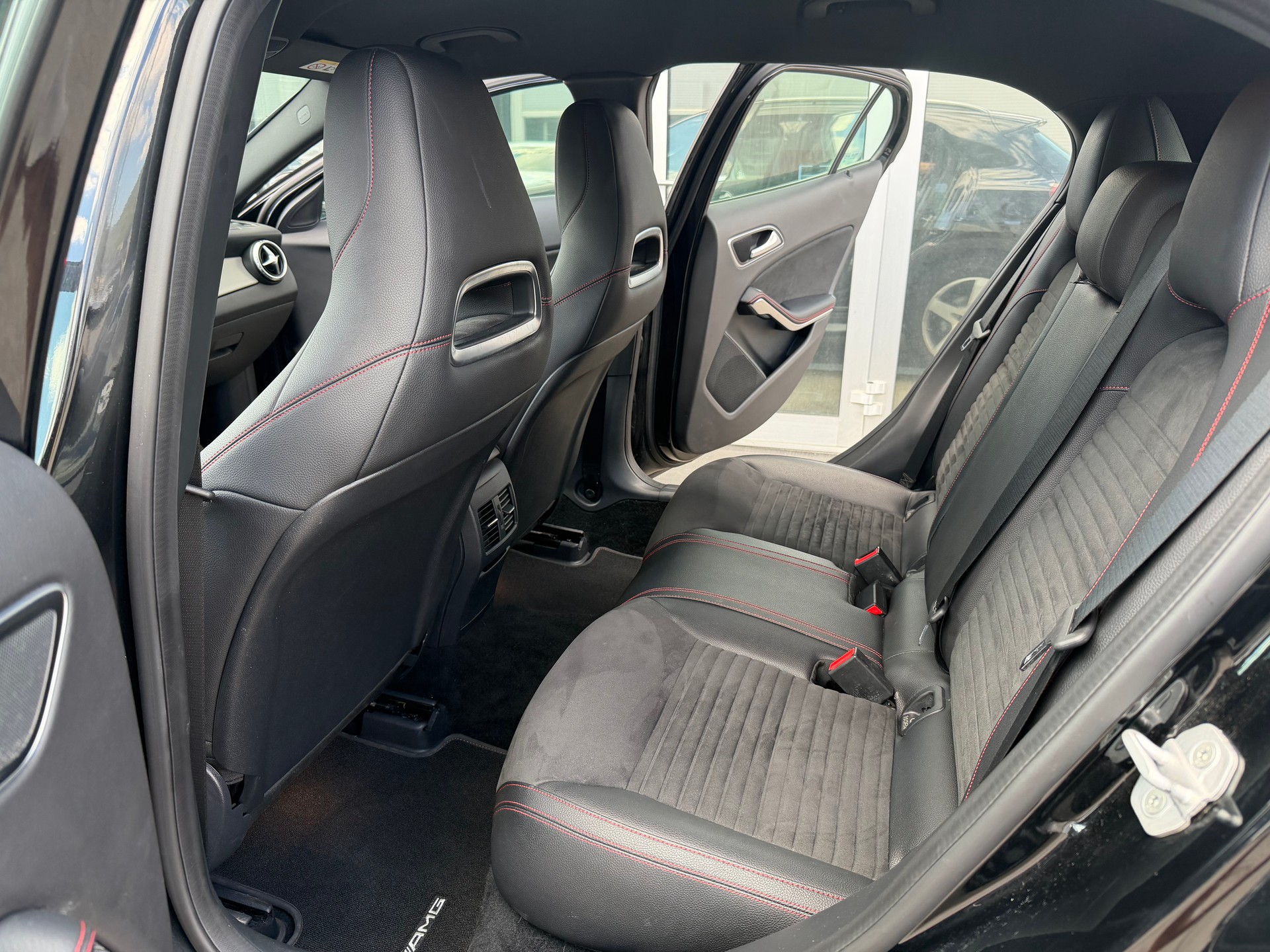 MERCEDES-BENZ GLA 250 AMG Line 4Matic 7G-DCT-image-9