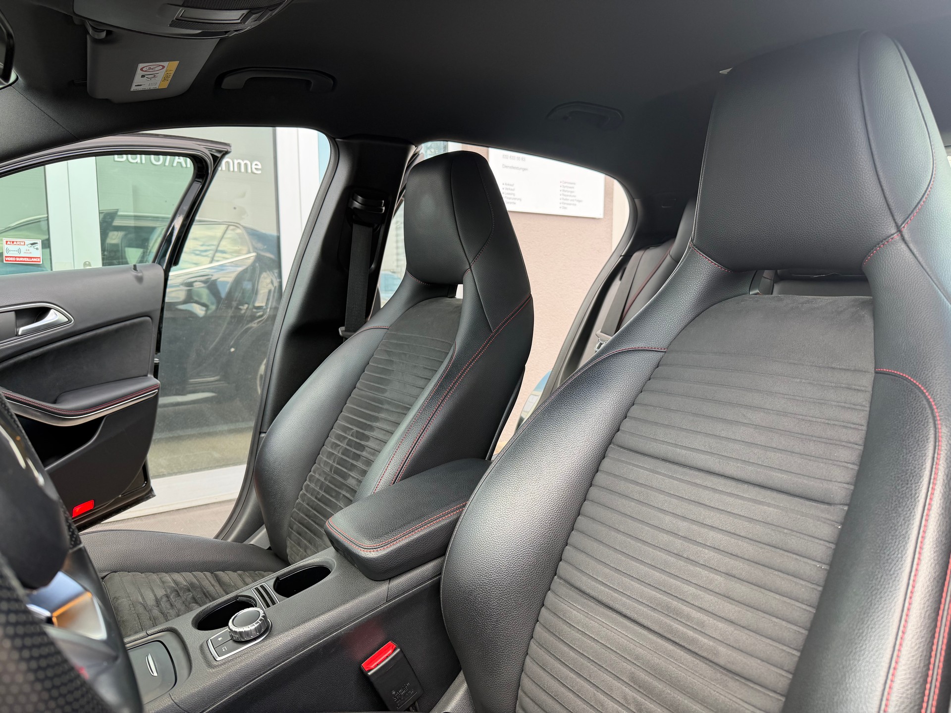 MERCEDES-BENZ GLA 250 AMG Line 4Matic 7G-DCT-image-8