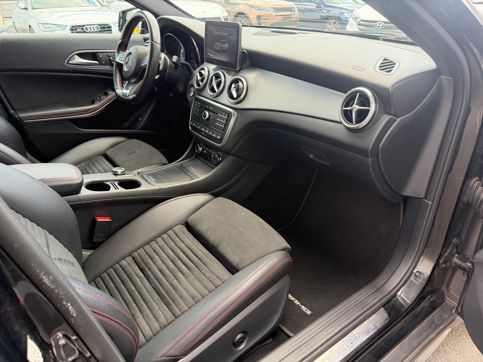MERCEDES-BENZ GLA 250 AMG Line 4Matic 7G-DCT-image-13