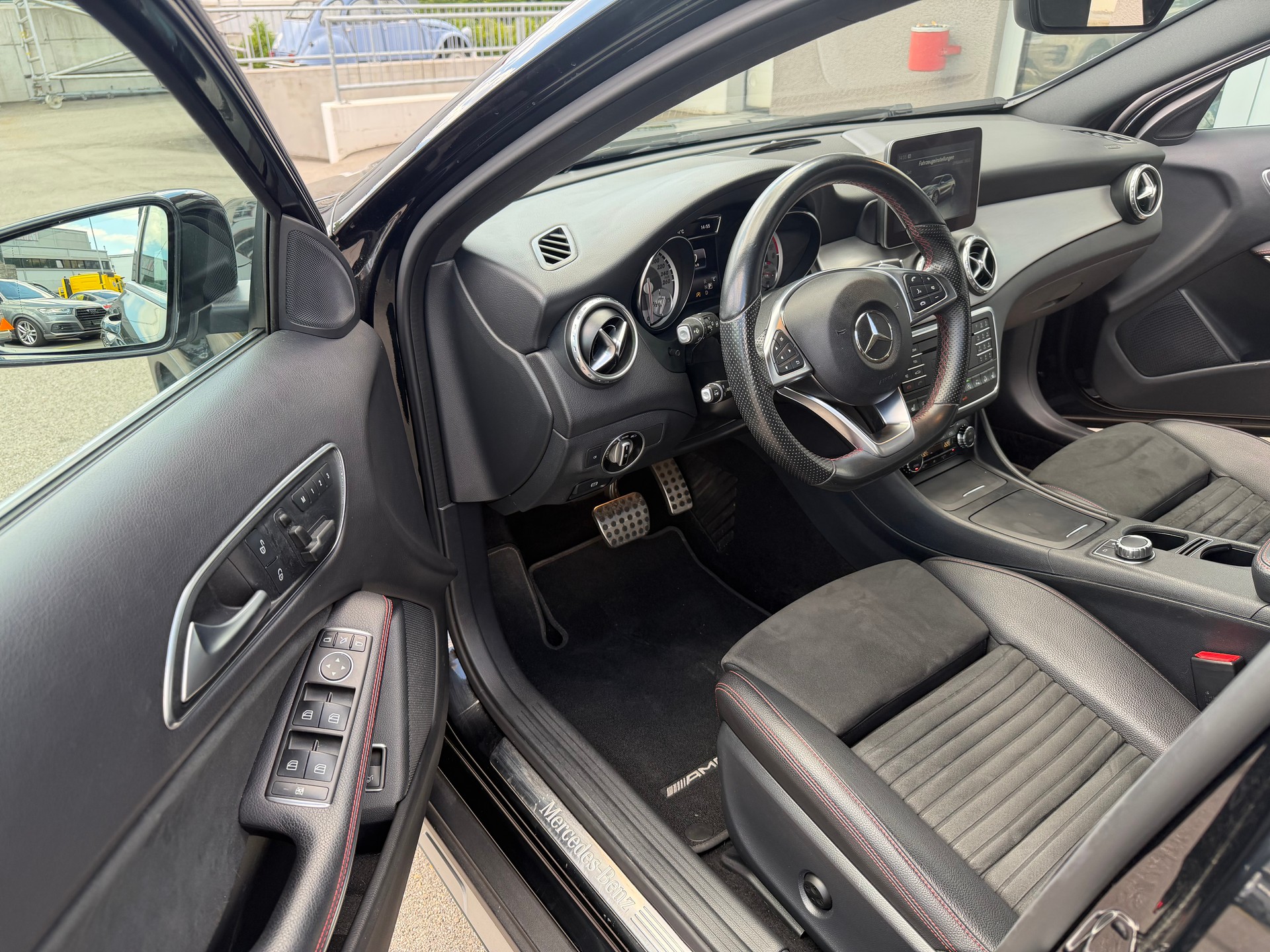 MERCEDES-BENZ GLA 250 AMG Line 4Matic 7G-DCT-image-6