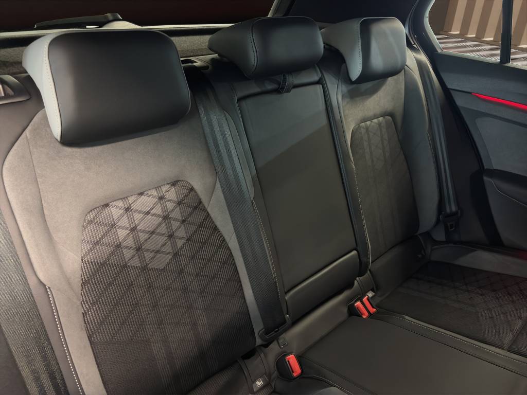 VW Golf 1.5 eTSI mHEV ACT R-Line DSG-image-8