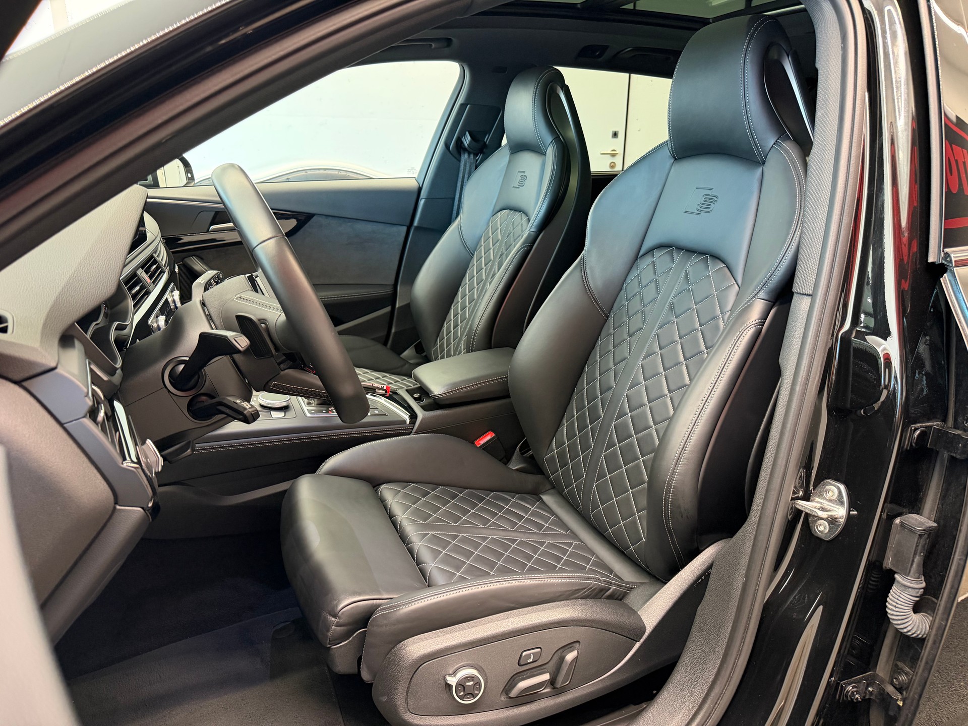 AUDI S4 Avant 3.0 TFSI quattro tiptronic-image-14