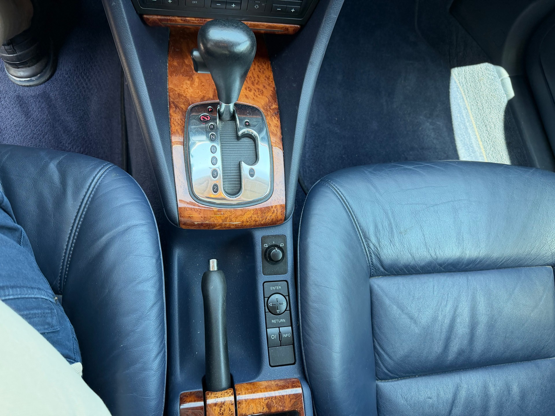 AUDI A6 2.4 quattro Advance-image-27