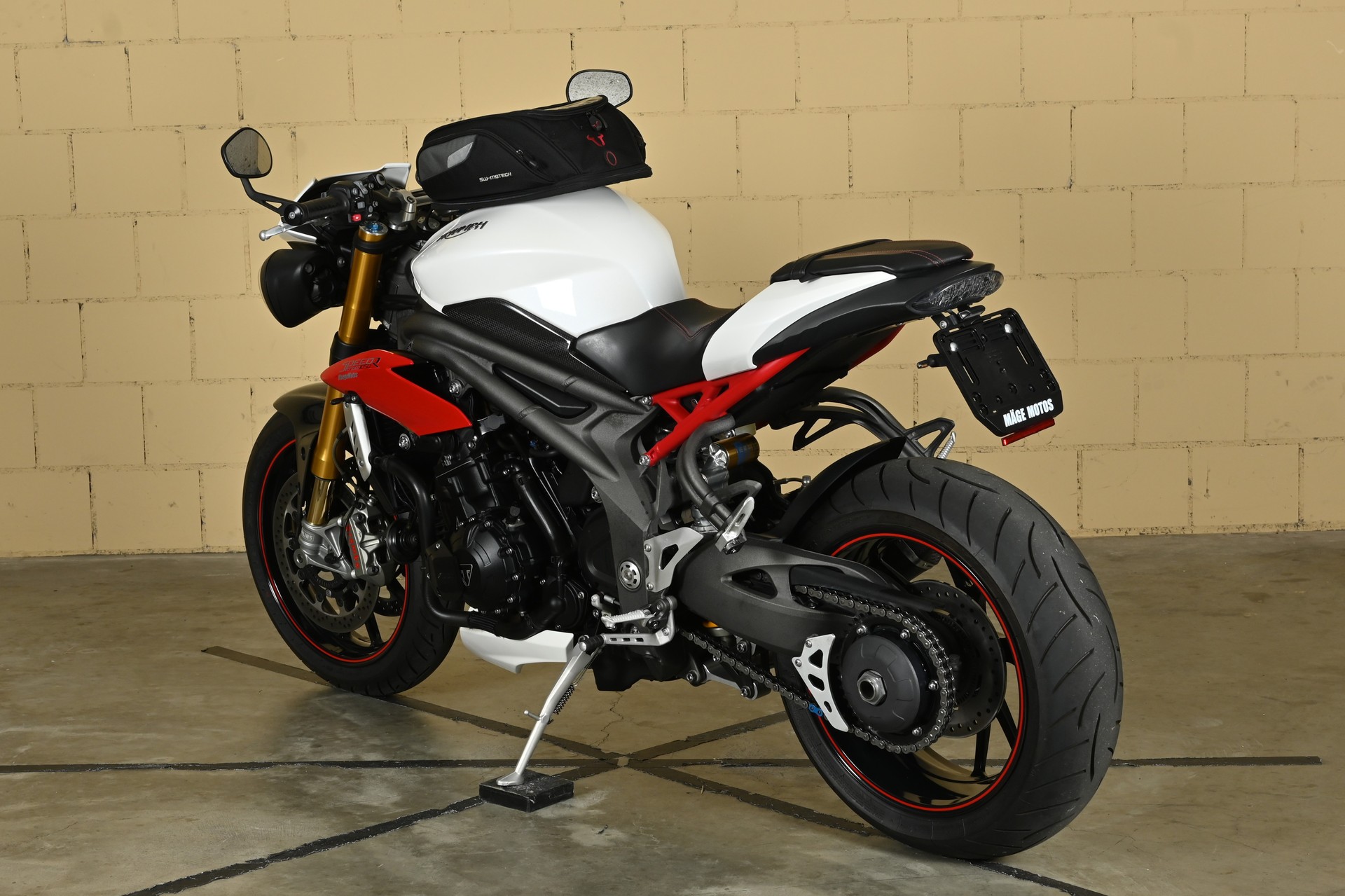 TRIUMPH 1050 R-image-4