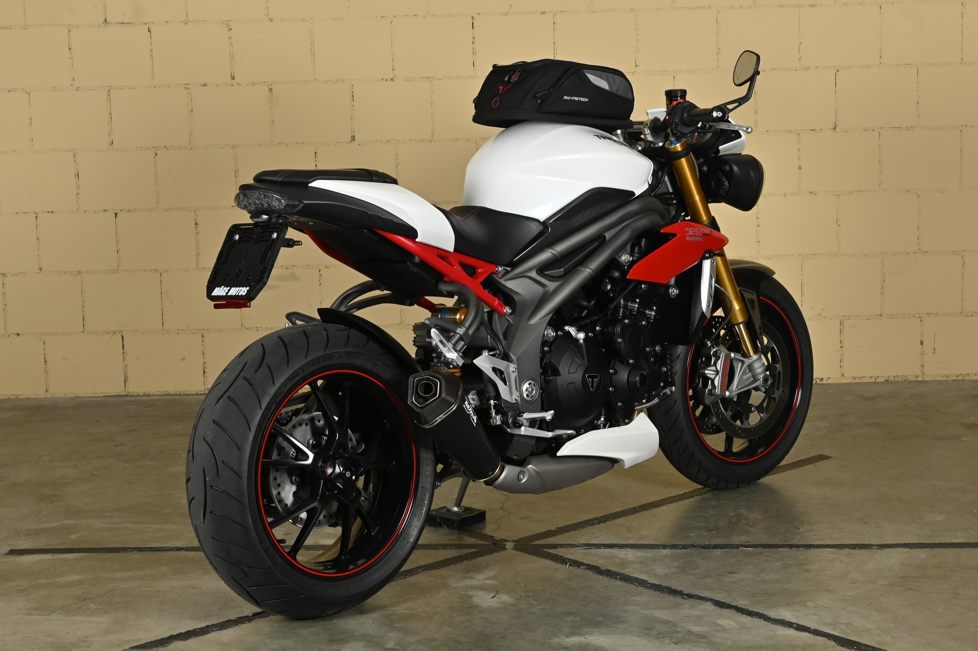 TRIUMPH 1050 R-image-6
