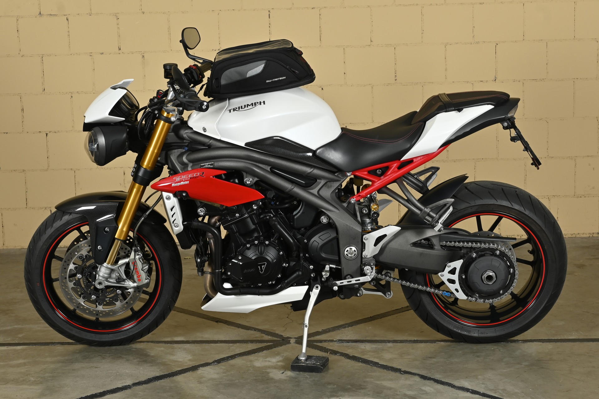 TRIUMPH 1050 R-showroom-element-3