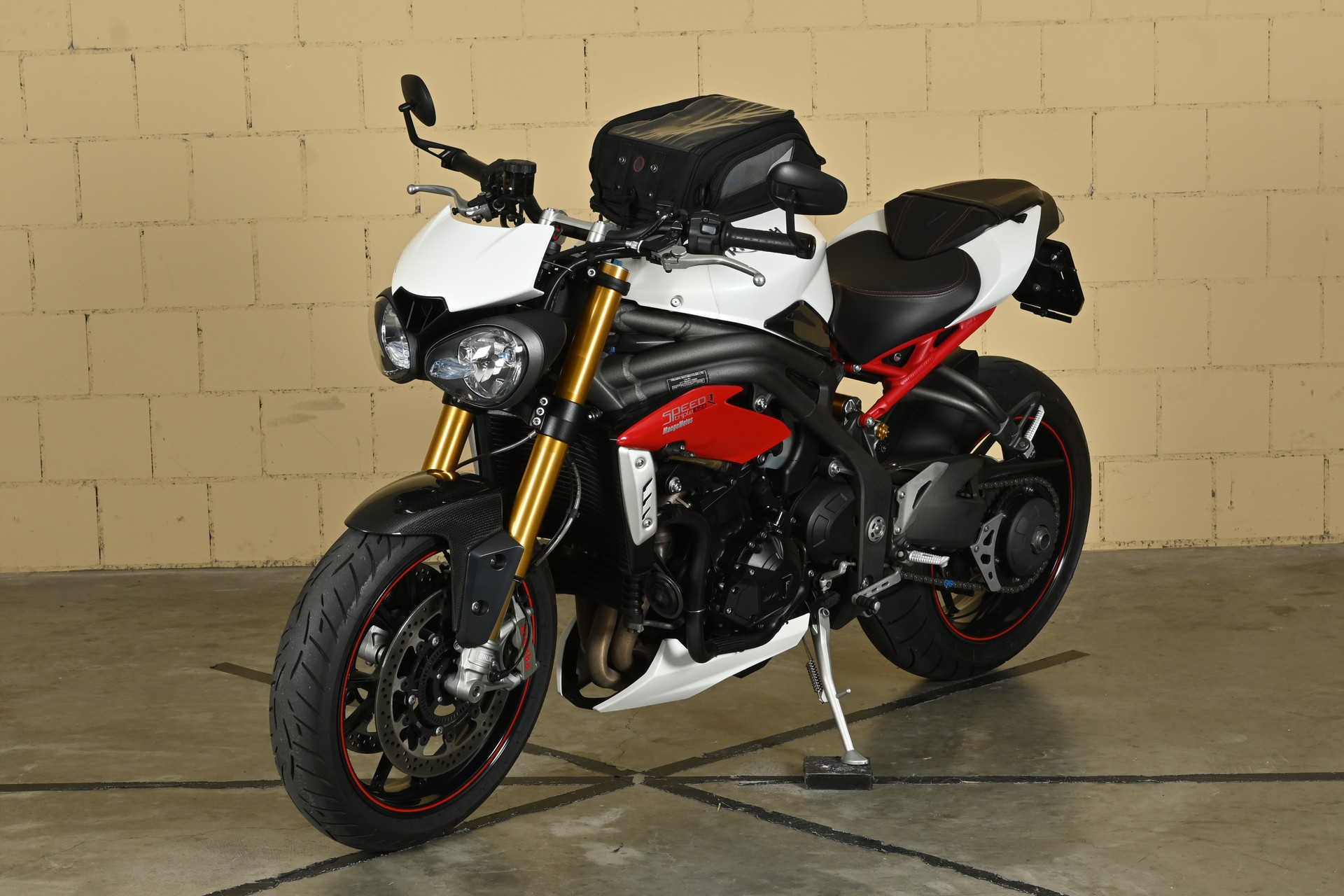 TRIUMPH 1050 R-showroom-element-2