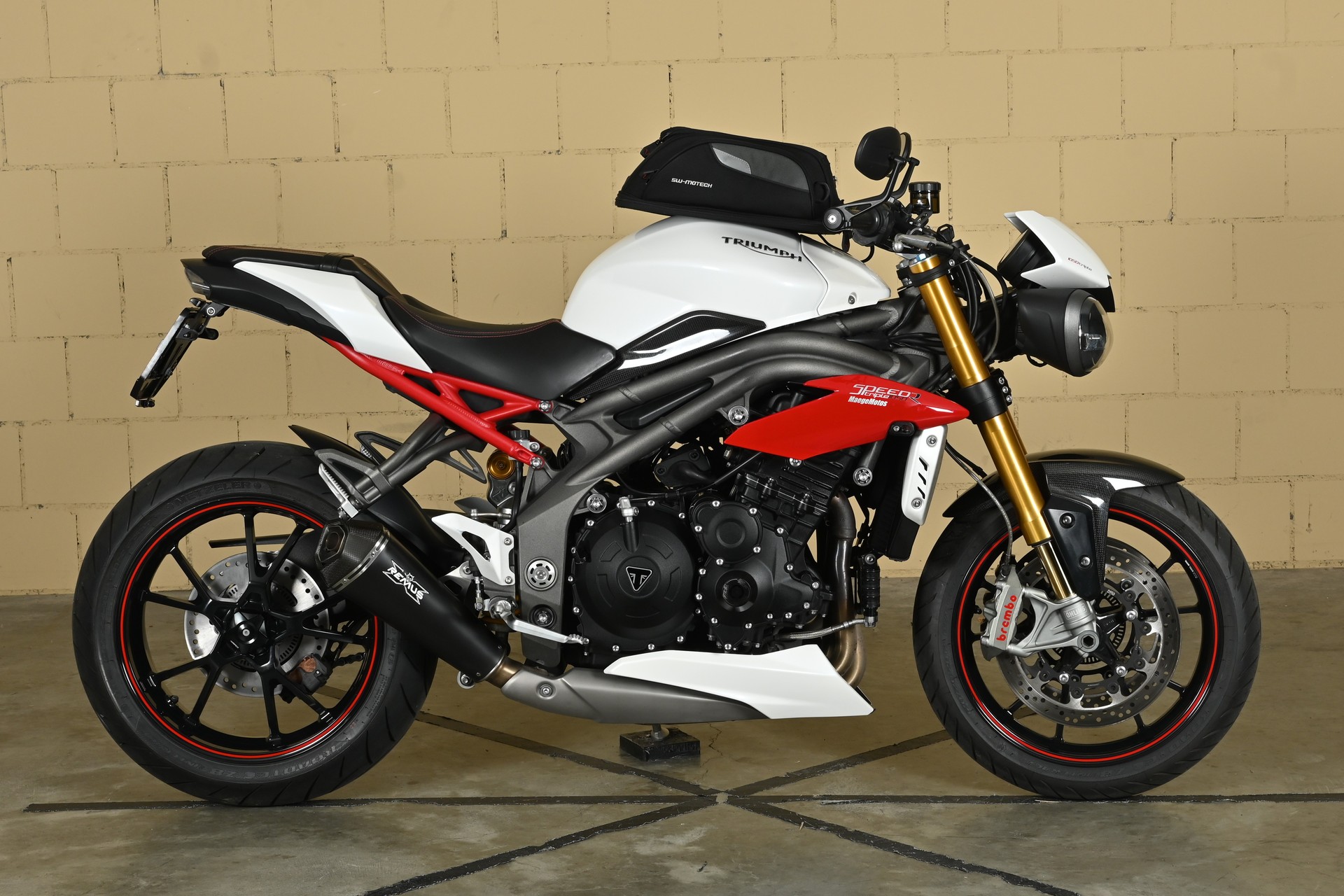 TRIUMPH 1050 R