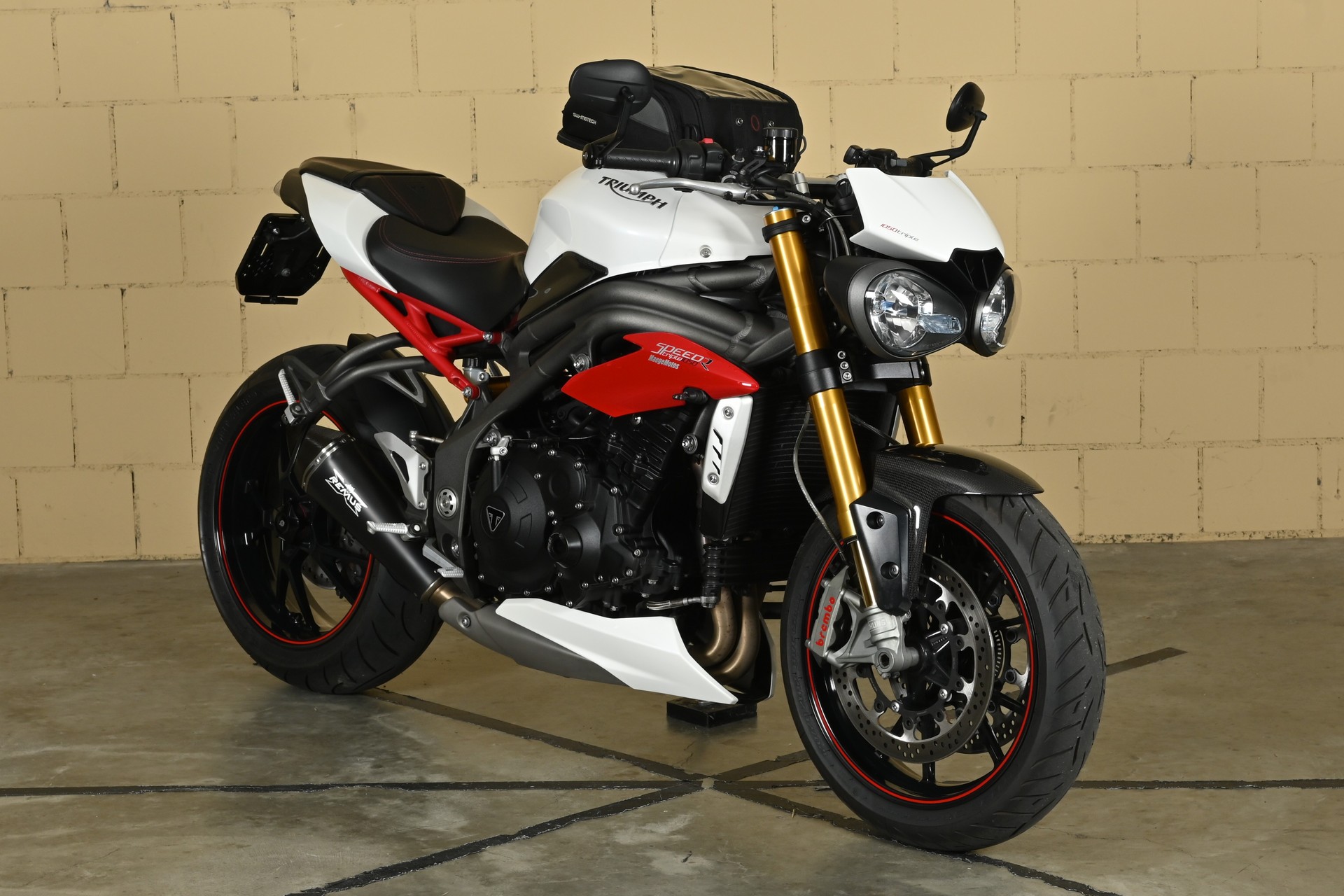 TRIUMPH 1050 R-showroom-element-1