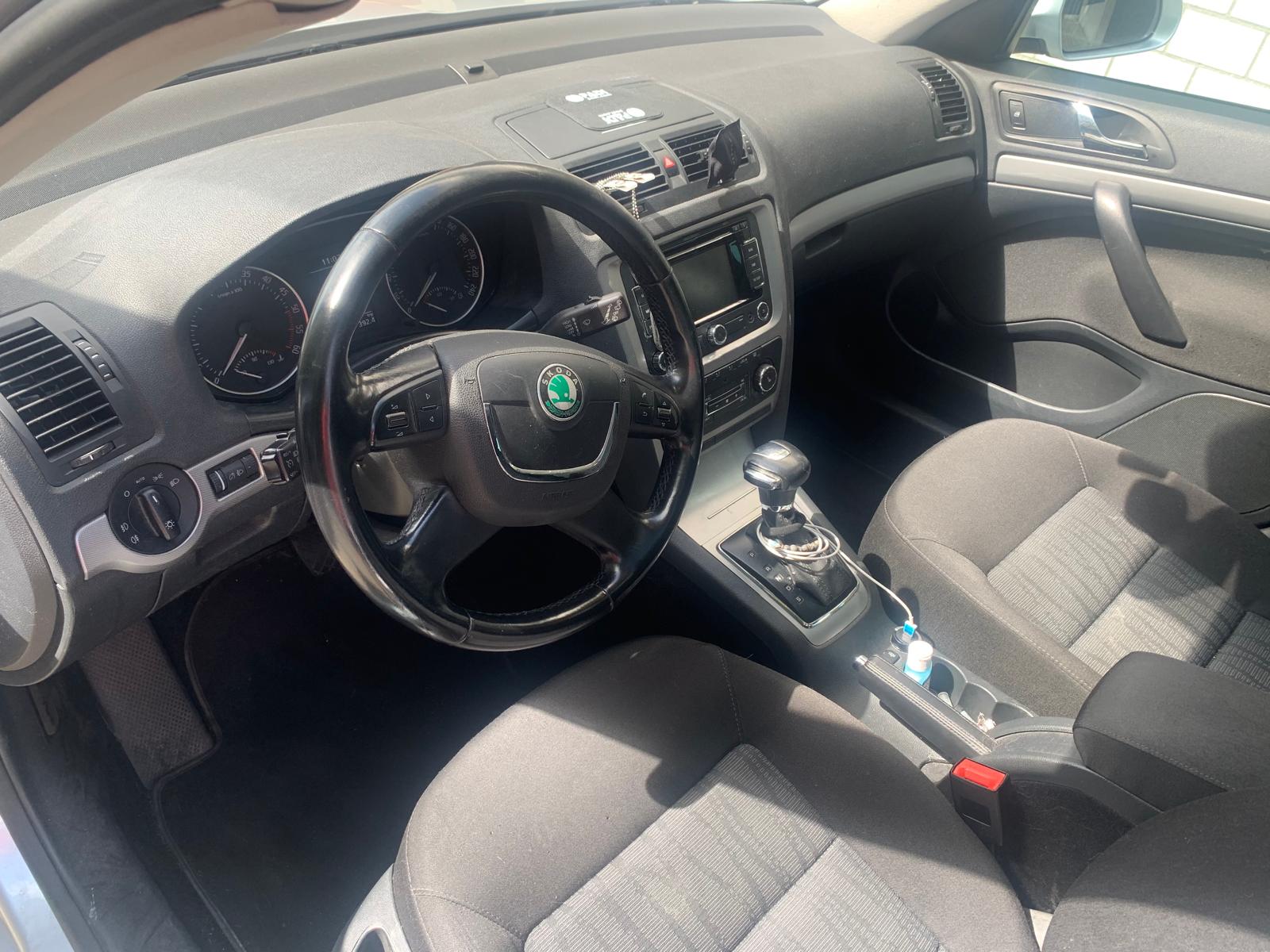 SKODA Octavia Combi 2.0 TDI Ambiente DSG-image-4