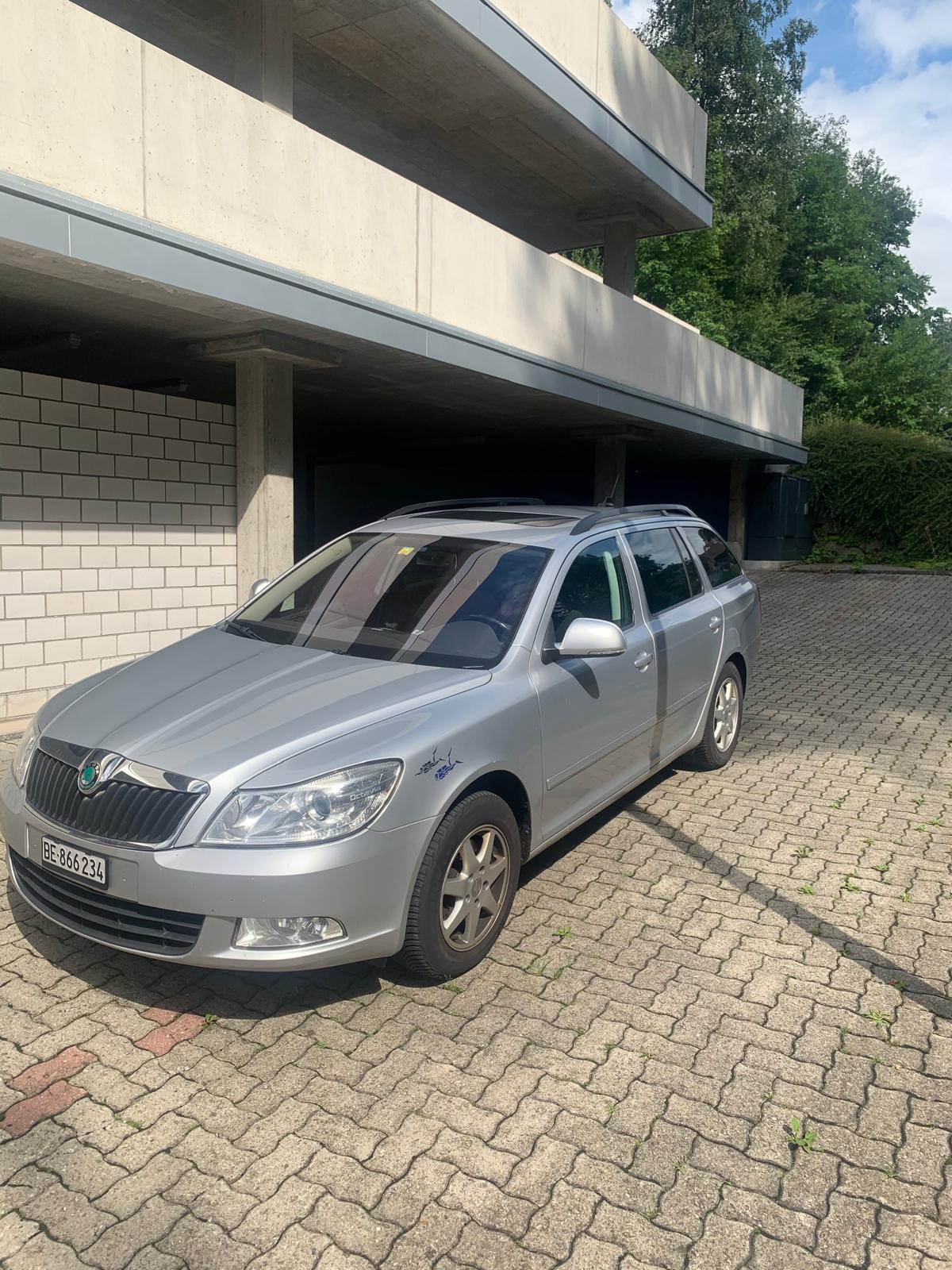 SKODA Octavia Combi 2.0 TDI Ambiente DSG-image-0