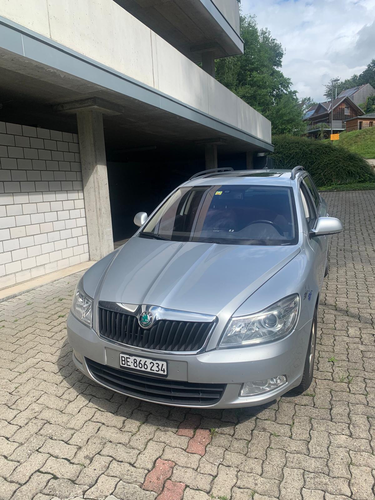 SKODA Octavia Combi 2.0 TDI Ambiente DSG-image-1