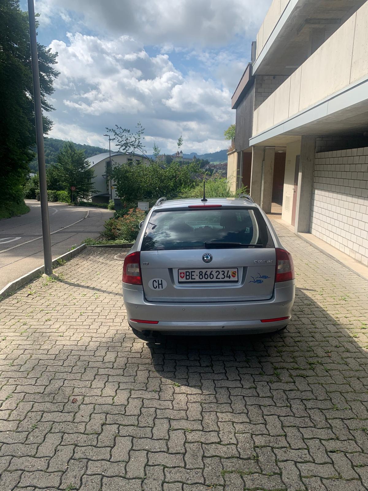 SKODA Octavia Combi 2.0 TDI Ambiente DSG-image-2