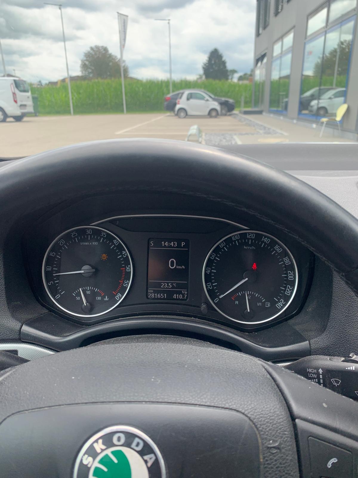 SKODA Octavia Combi 2.0 TDI Ambiente DSG-image-7