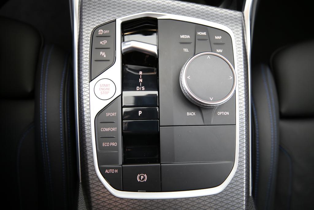 BMW 320d xDrive Touring-image-11