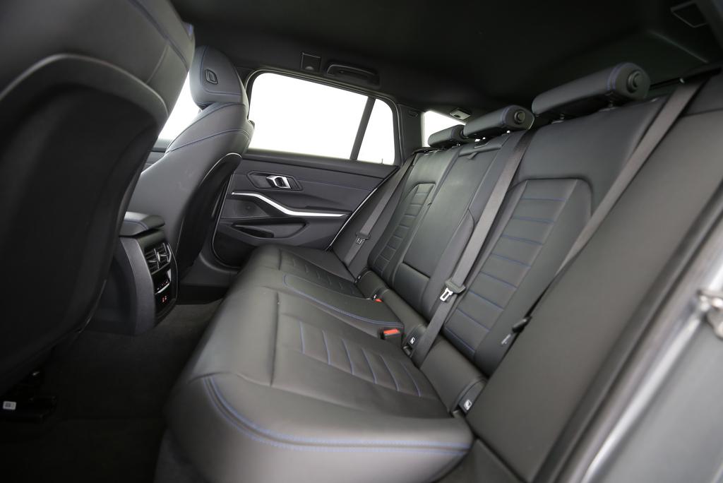BMW 320d xDrive Touring-image-13