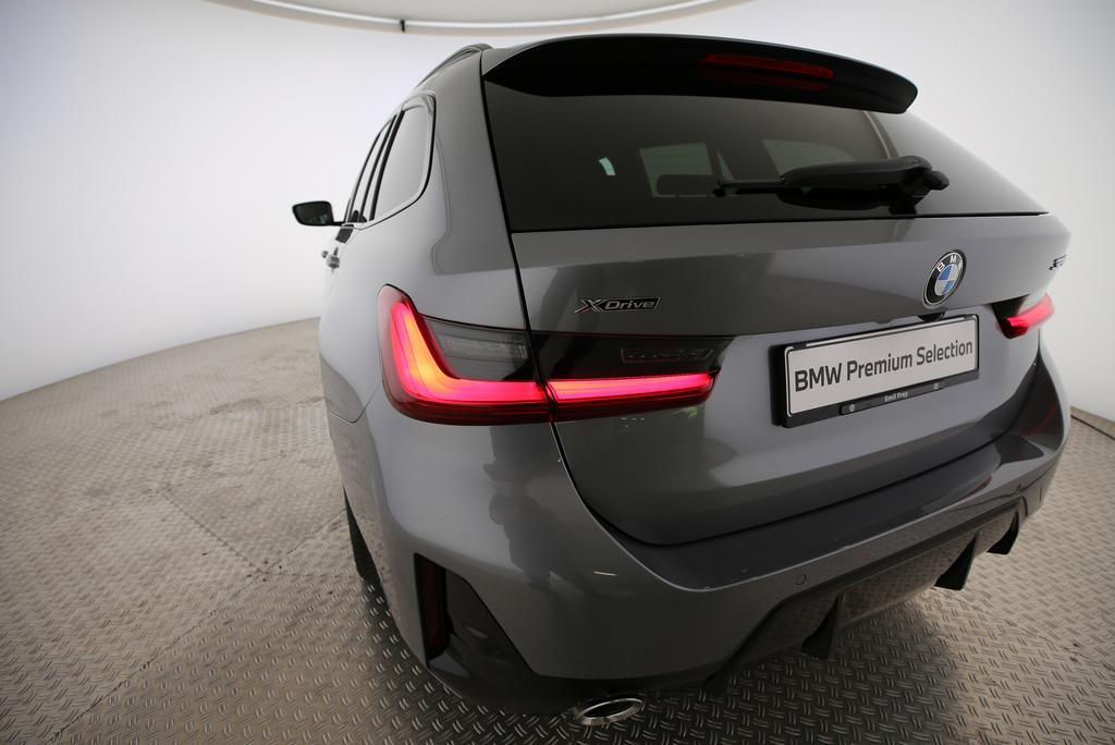 BMW 320d xDrive Touring-image-16