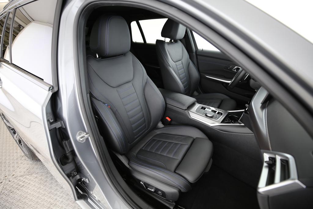 BMW 320d xDrive Touring-image-14