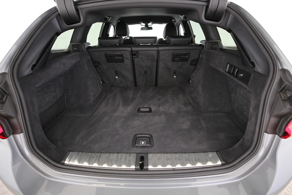 BMW 320d xDrive Touring-image-15