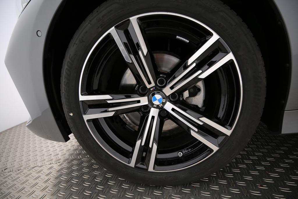 BMW 320d xDrive Touring-image-4