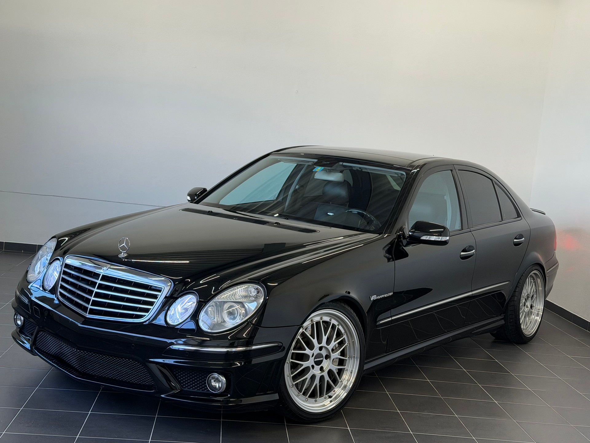 MERCEDES-BENZ E 55 AMG Avantgarde Automatic-image-4