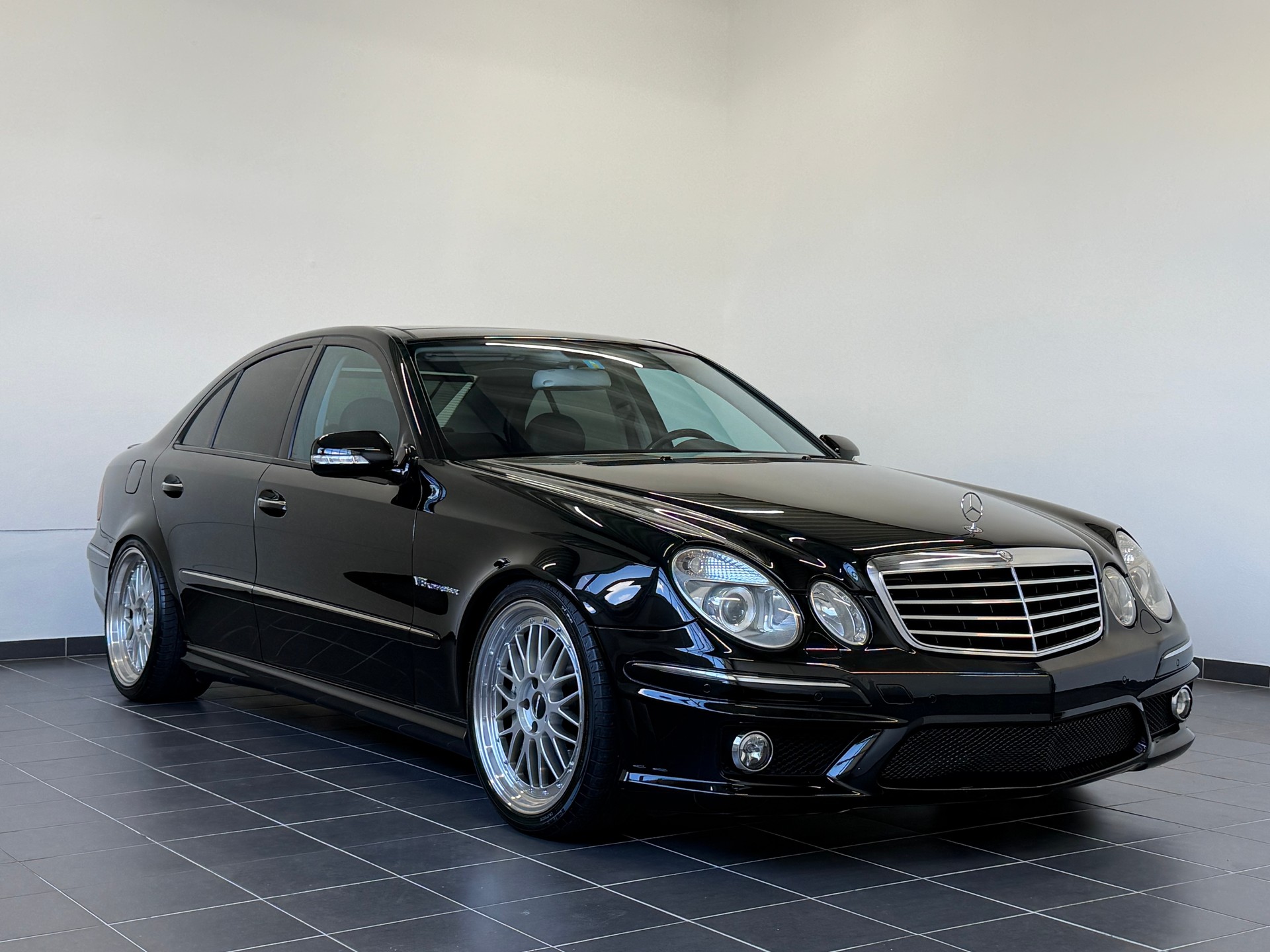 MERCEDES-BENZ E 55 AMG Avantgarde Automatic-image-3