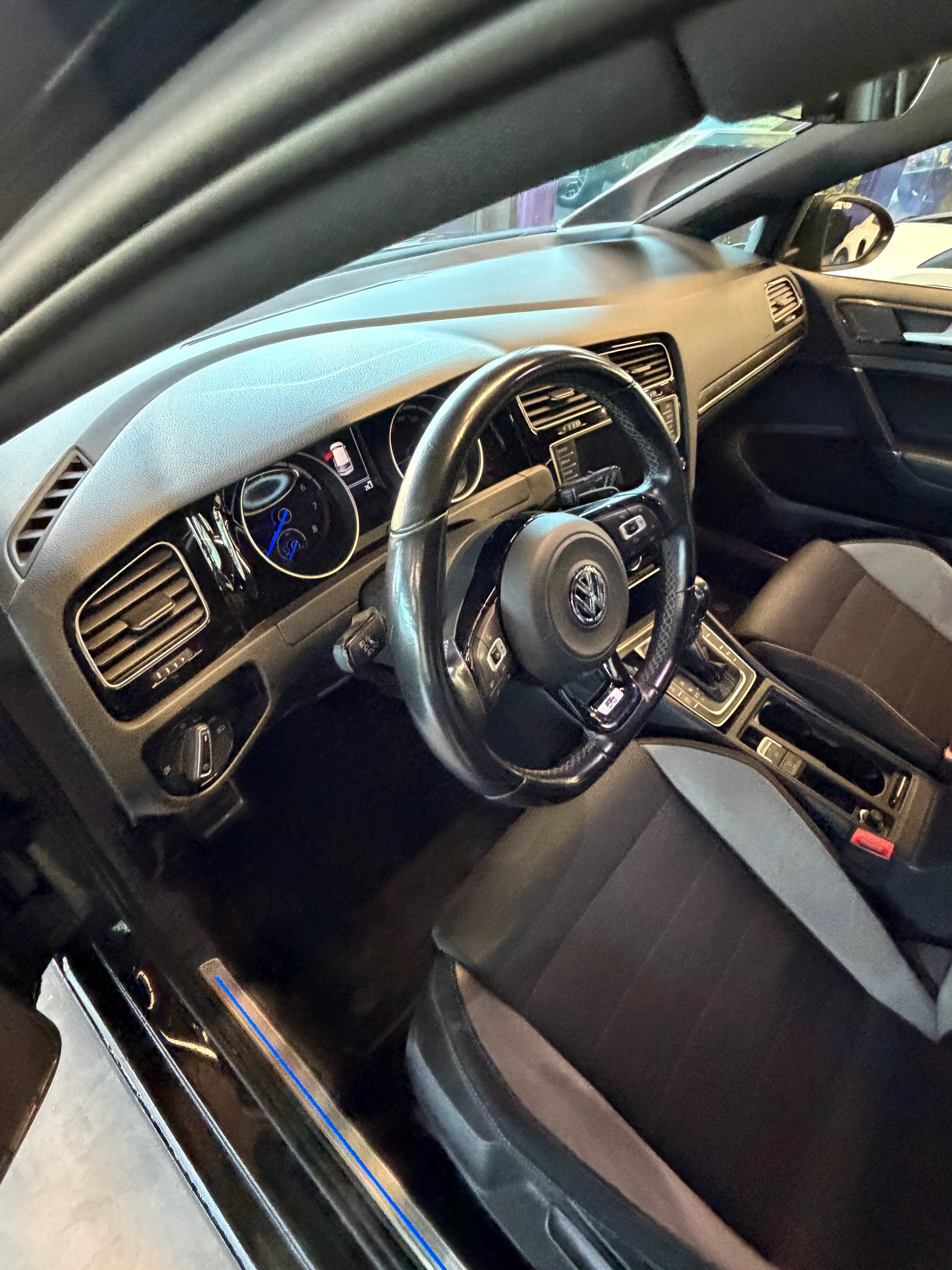 VW Golf 2.0 TSI R 4Motion DSG-image-12