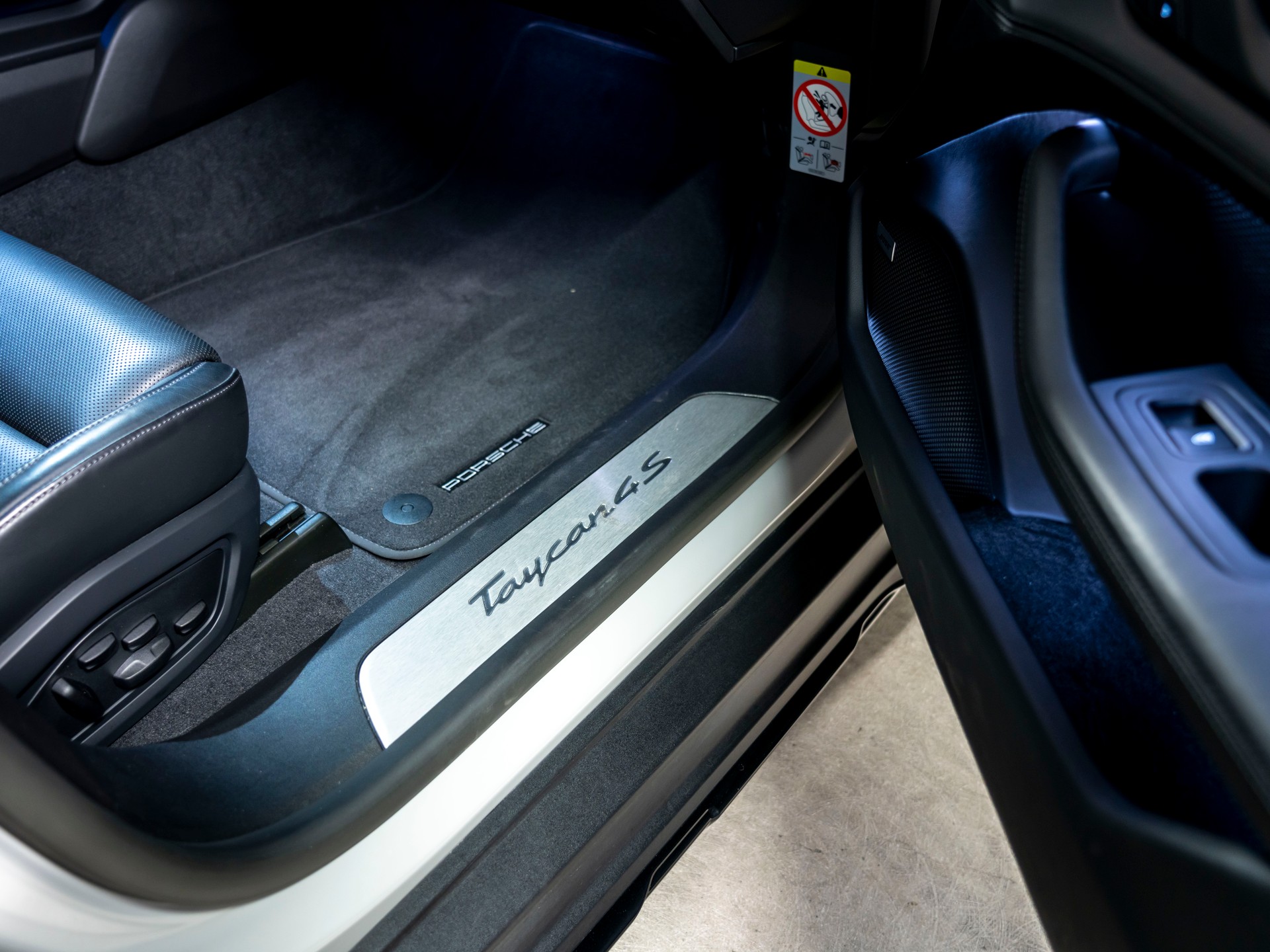 PORSCHE Taycan 4S Cross Turismo-image-26