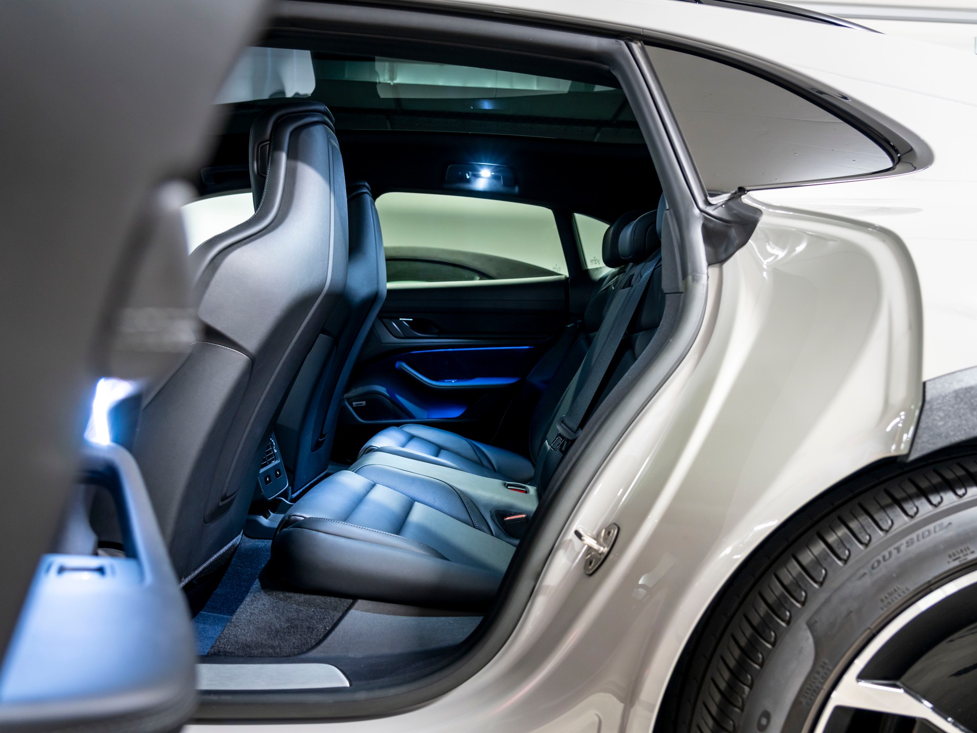PORSCHE Taycan 4S Cross Turismo-image-14
