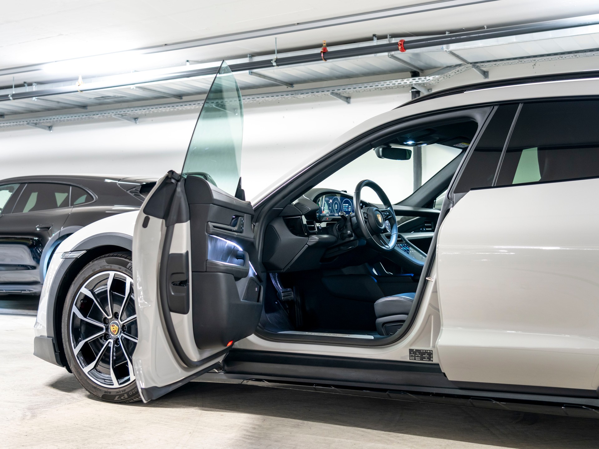 PORSCHE Taycan 4S Cross Turismo-image-11