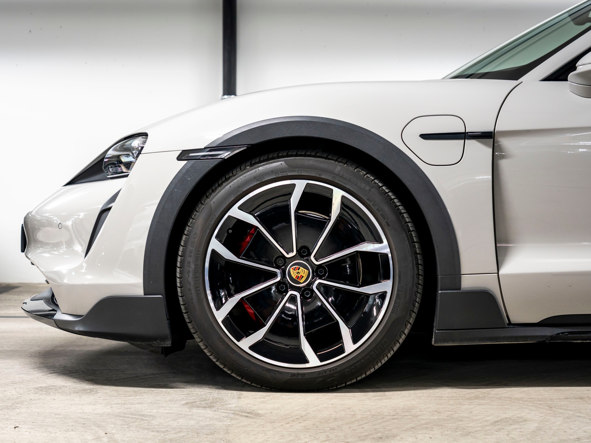 PORSCHE Taycan 4S Cross Turismo-image-9